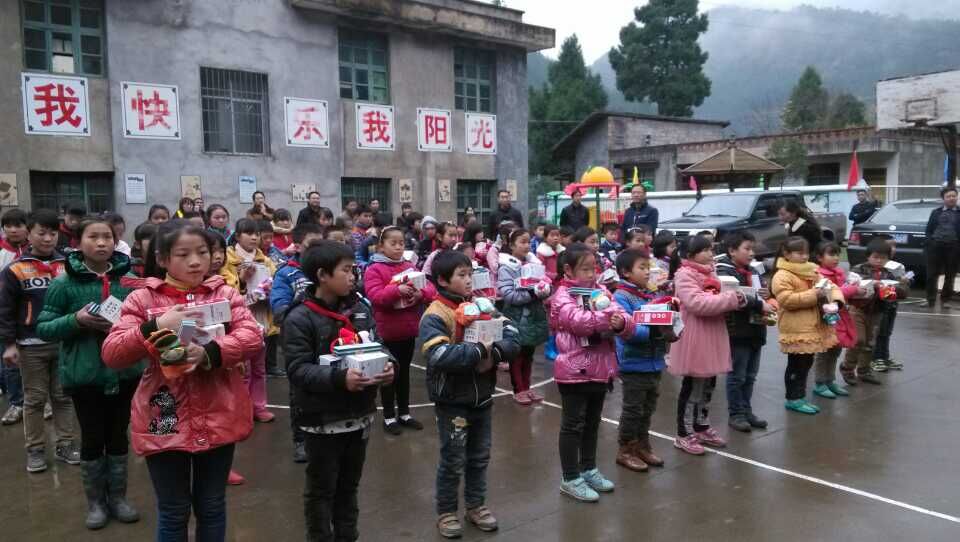 巴中市南江县社会福利院及南江县甘溪村小学公益活动